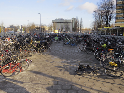 906751 Gezicht op een fietsenstalling op het Westplein te Utrecht, vol met geparkeerde fietsen. Op de achtergrond het ...